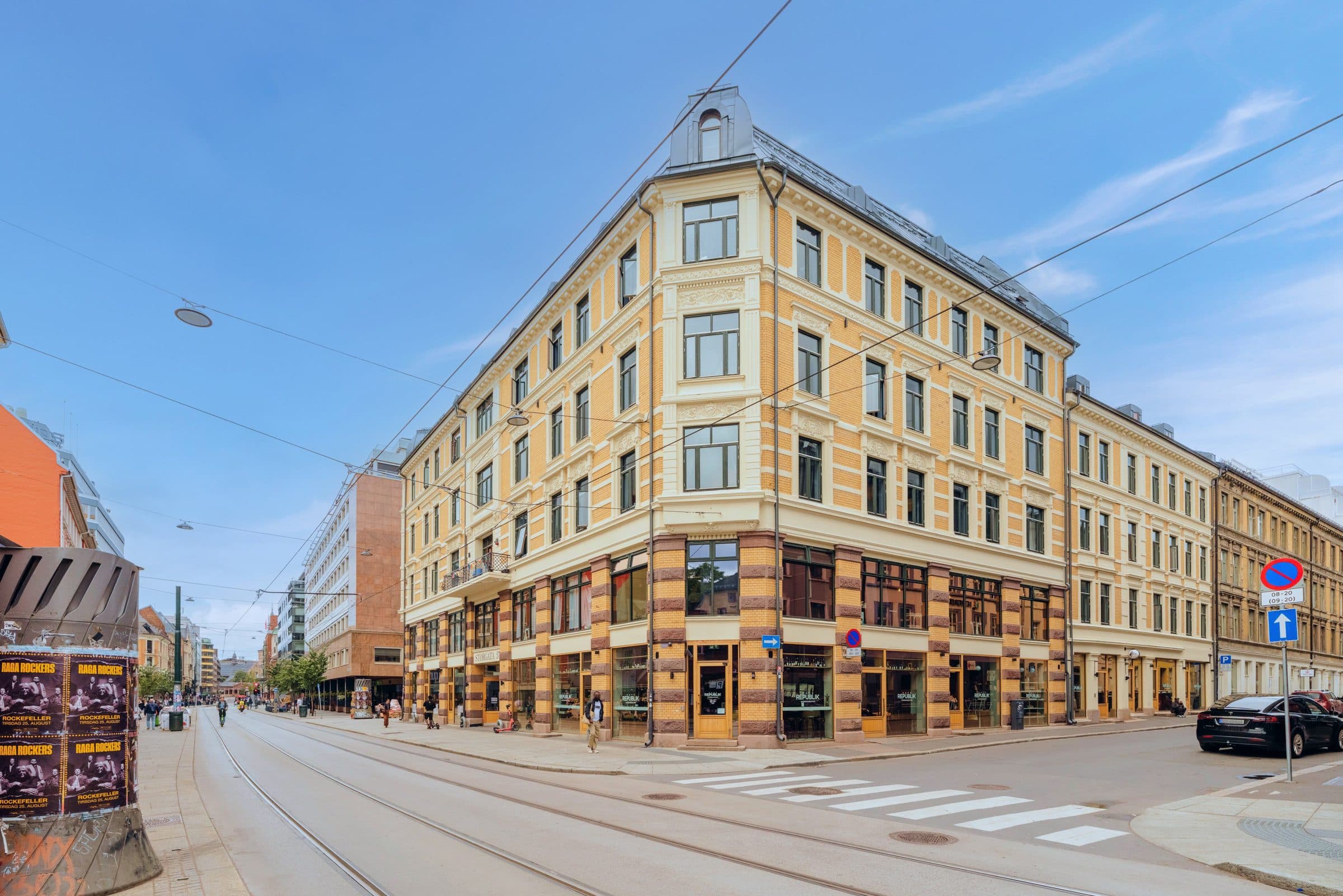 Klassisk bygård på et gatehjørne i Oslo