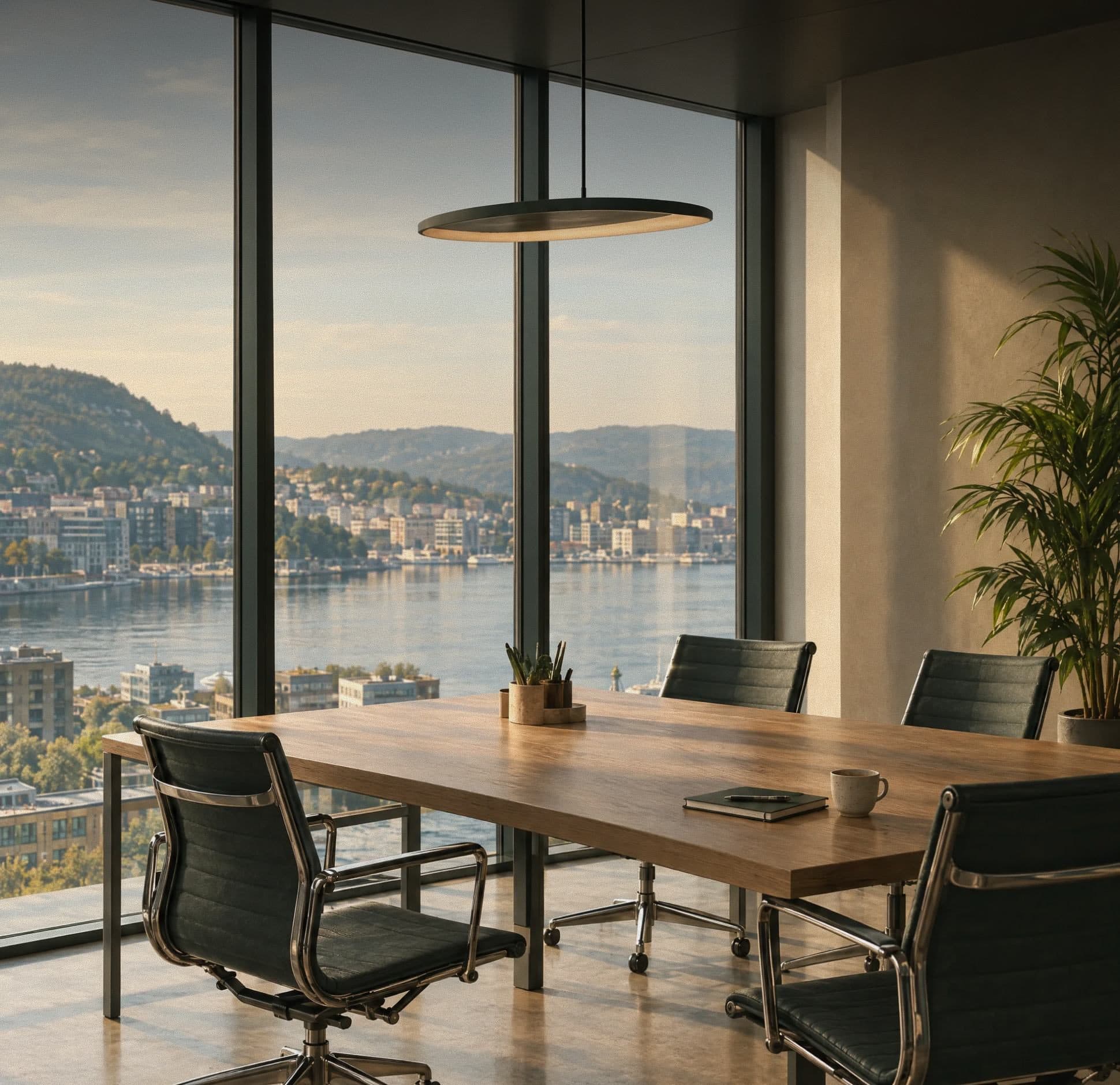 Møterom med utsikt over fjord og by
