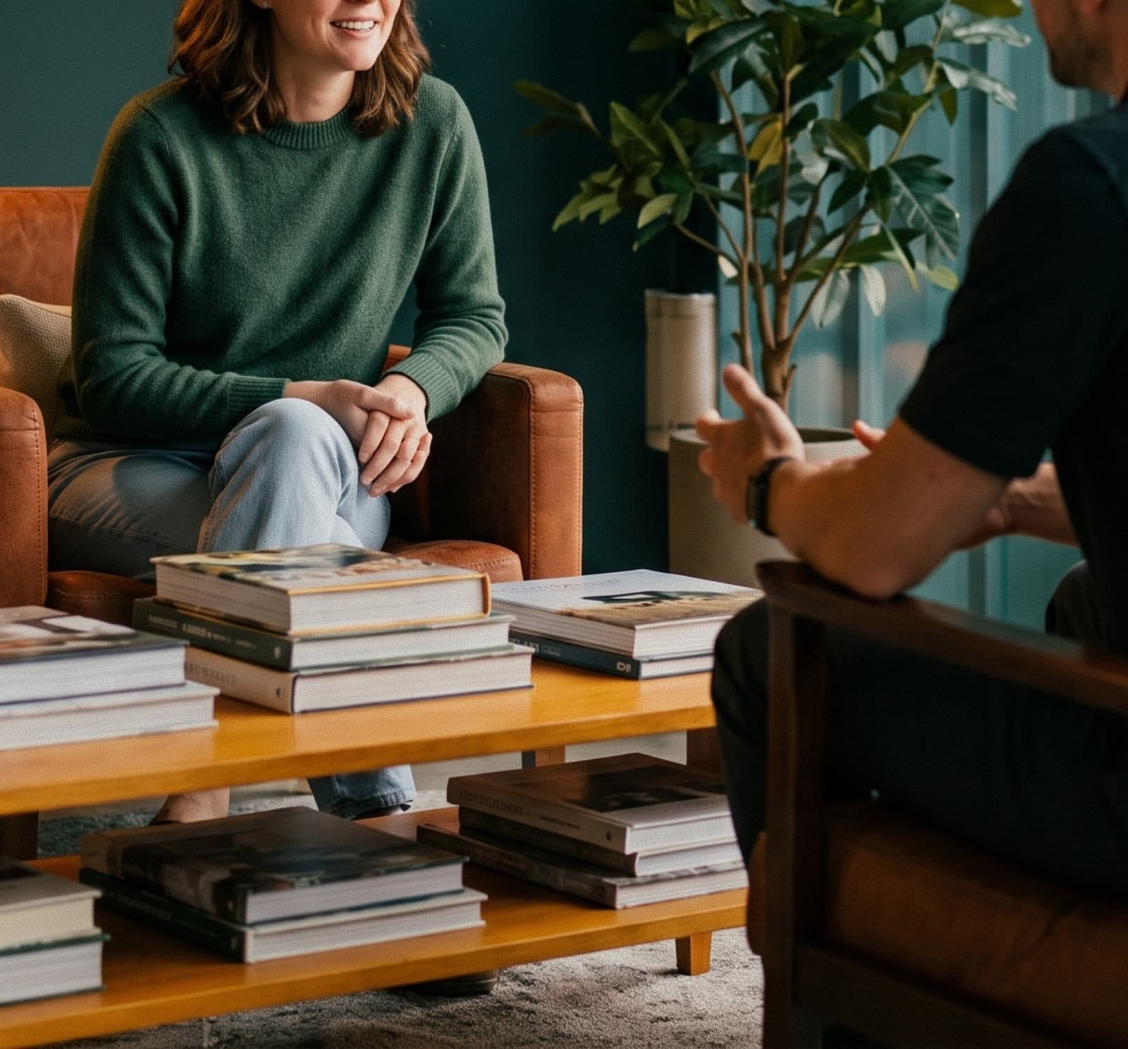 Person som leser i et lyst kontorlokale